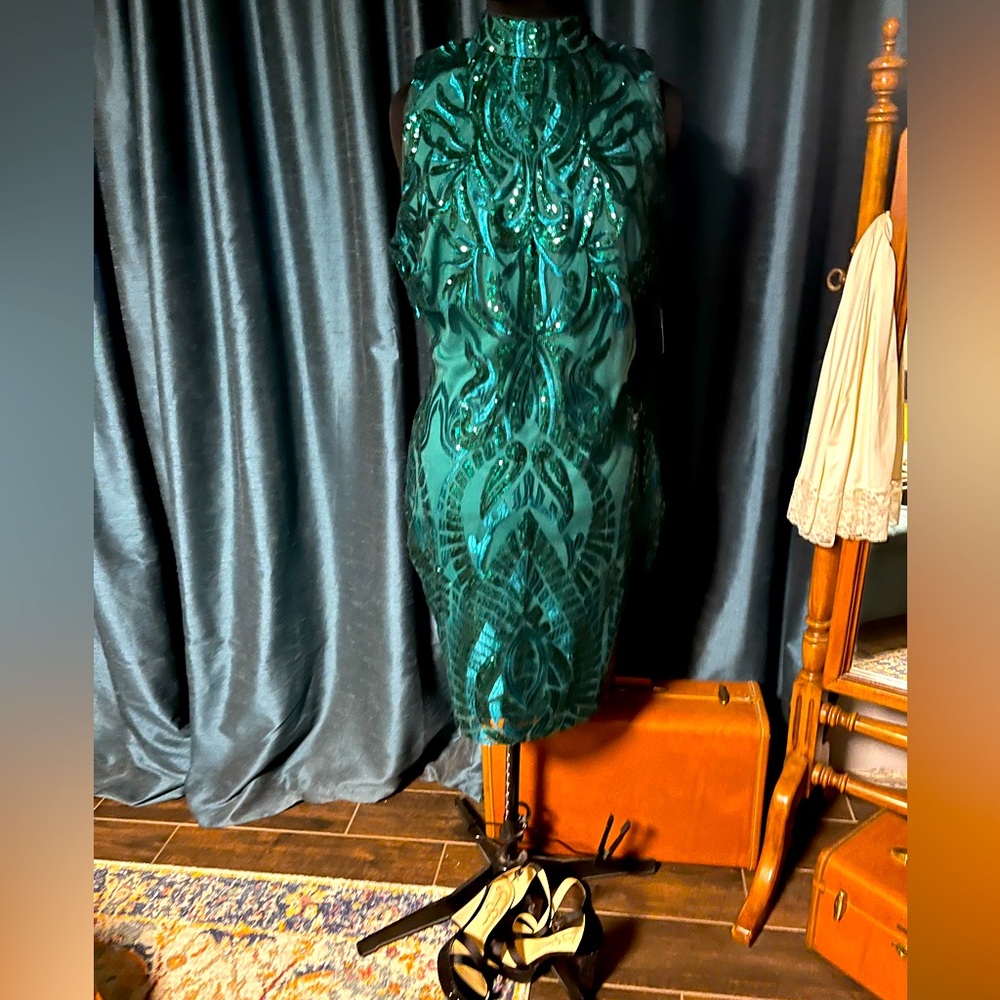 Green sequined coctail dress